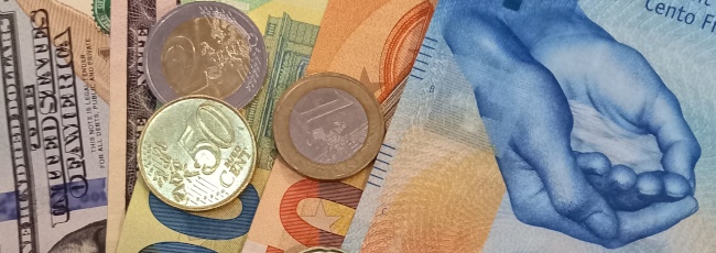 Baner ozdobny - zdjęcie banknotów i monet kilku różnych walut